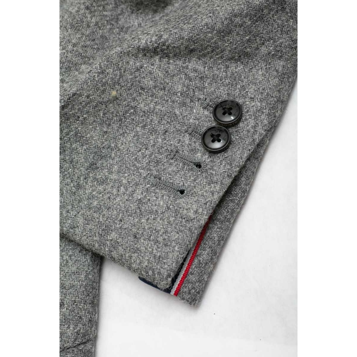 blazer-en-laine-slack-gris-detail-boutonniere-manche