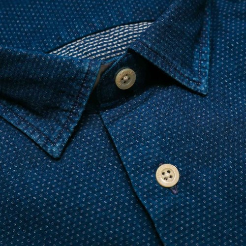 chemise-en-denim-bleu-fonce-manches-longues-pour-homme-detail-col