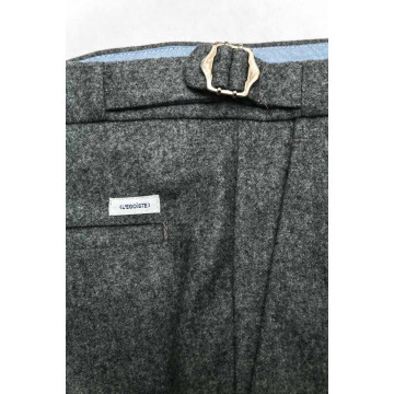 pantalon-en-laine-flanelle-gris-detail-ceinture