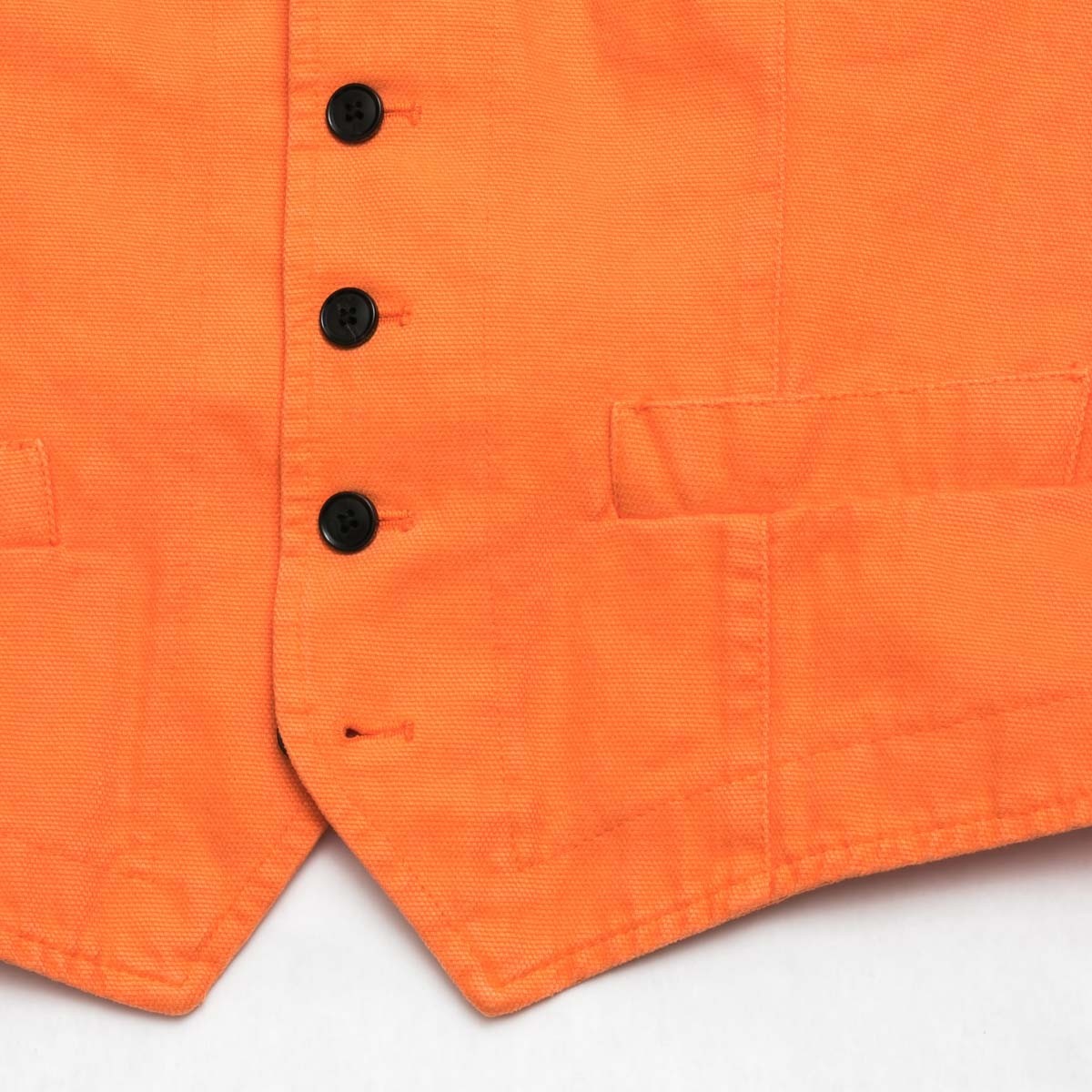 gilet-sans-manches-en-coton-orange-detail-bouton