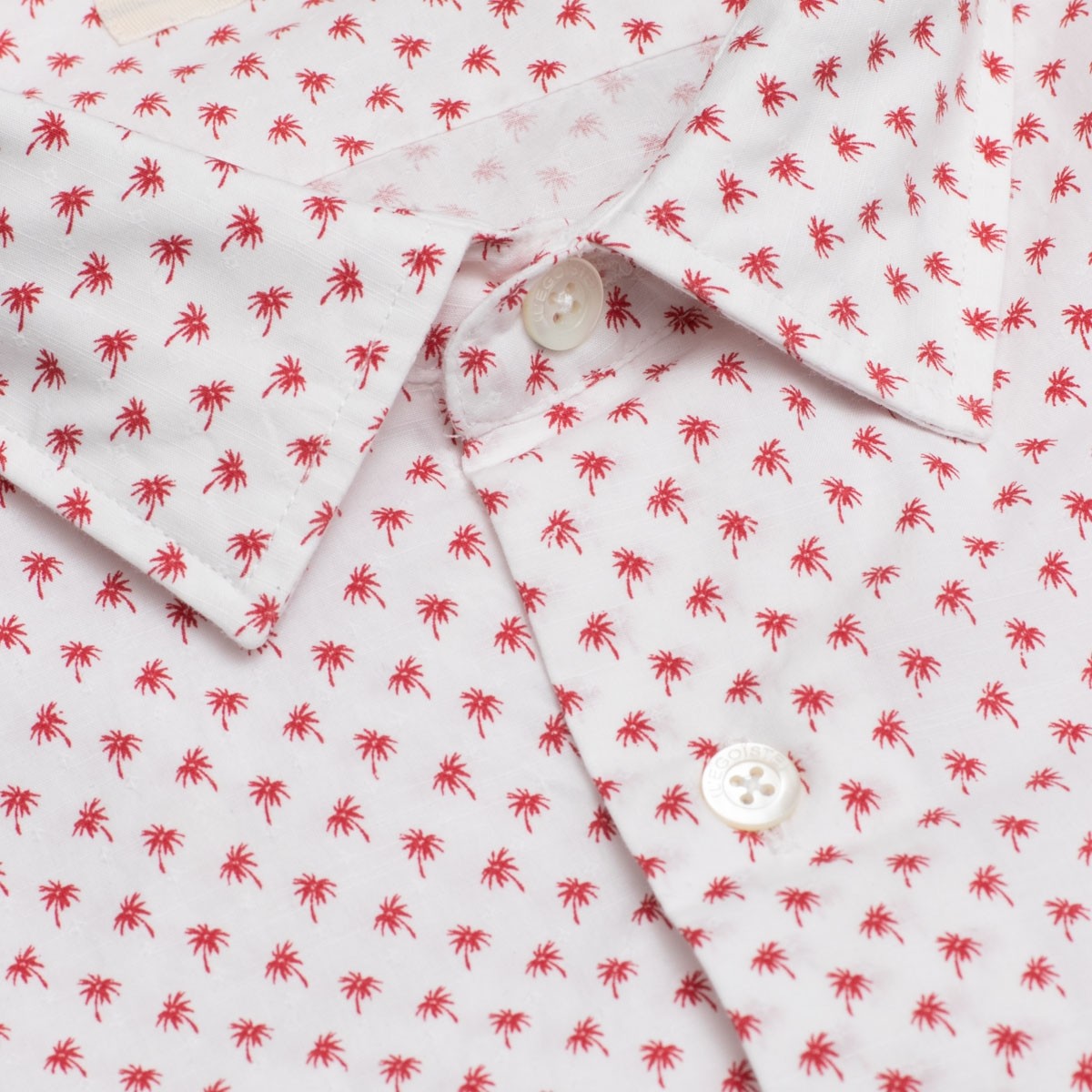 chemise-blanche-motif-palmiers-rouges-manches-longues-pour-homme-detail-col