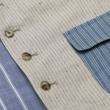 gilet-sans-manches-en-patchwork-tissus-bleus-beige-detail-poche-bouton