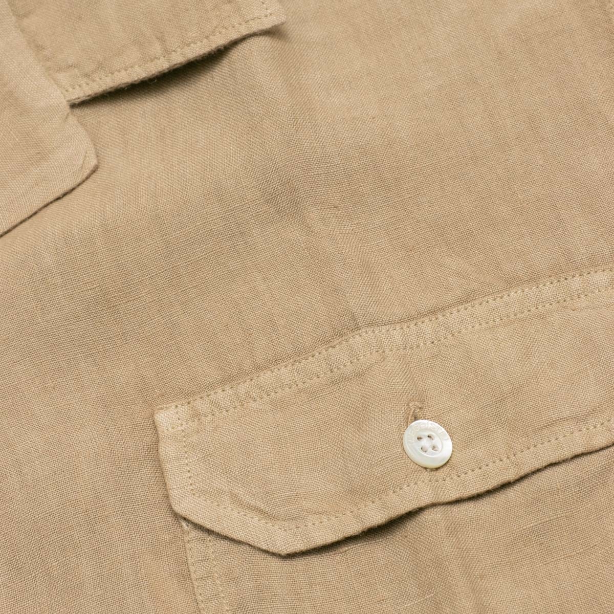 chemise-en-lin-beige-manches-courtes-pour-homme-detail-tissu