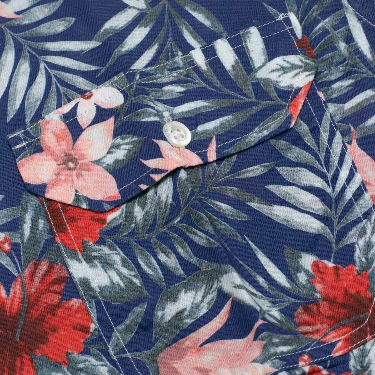 chemise-hawai-fleurs-rose-bleu-rouge-manches-courtes-pour-homme-detail-tissu