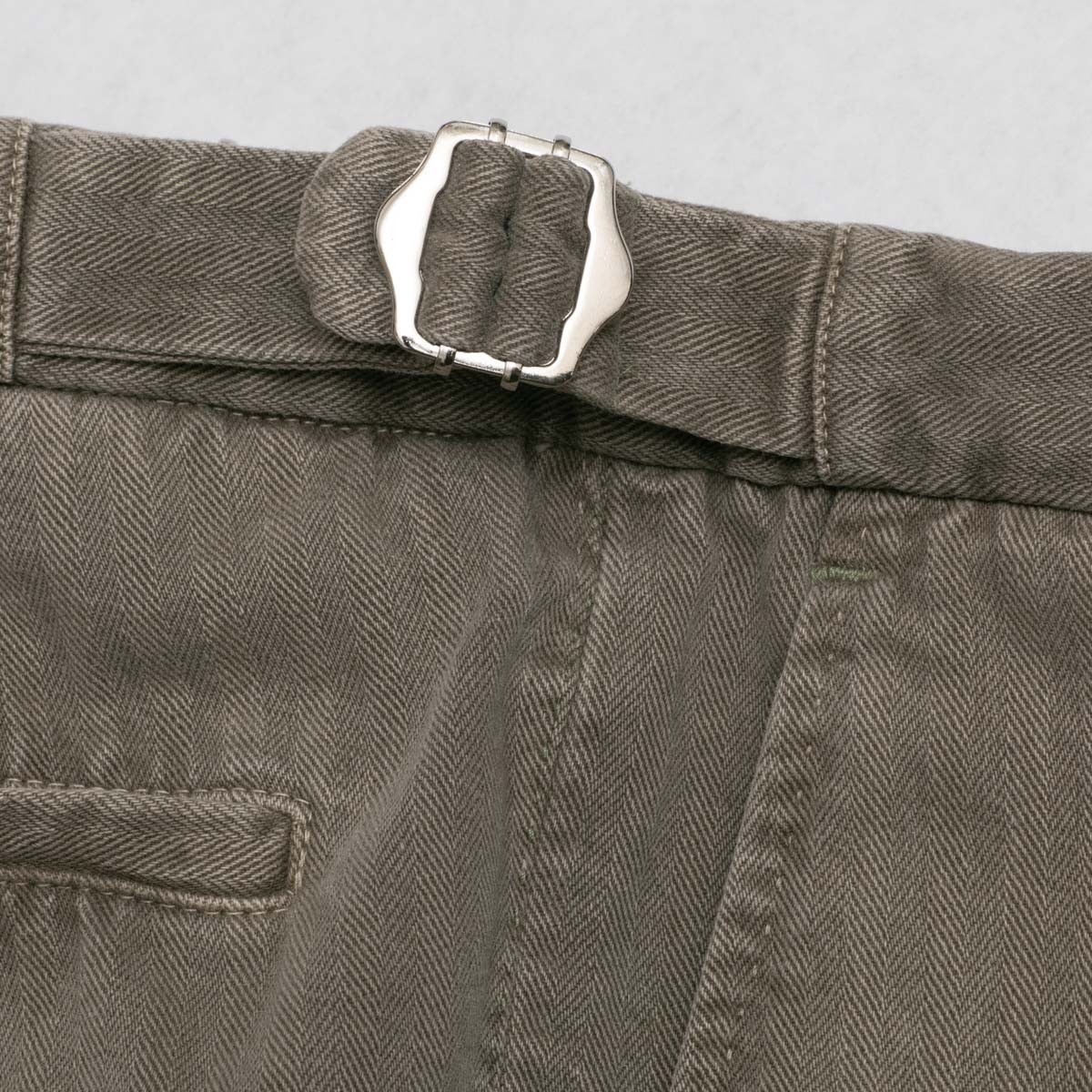 pantalon-a-pinces-en-coton-chevron-marron-detail-ceinture