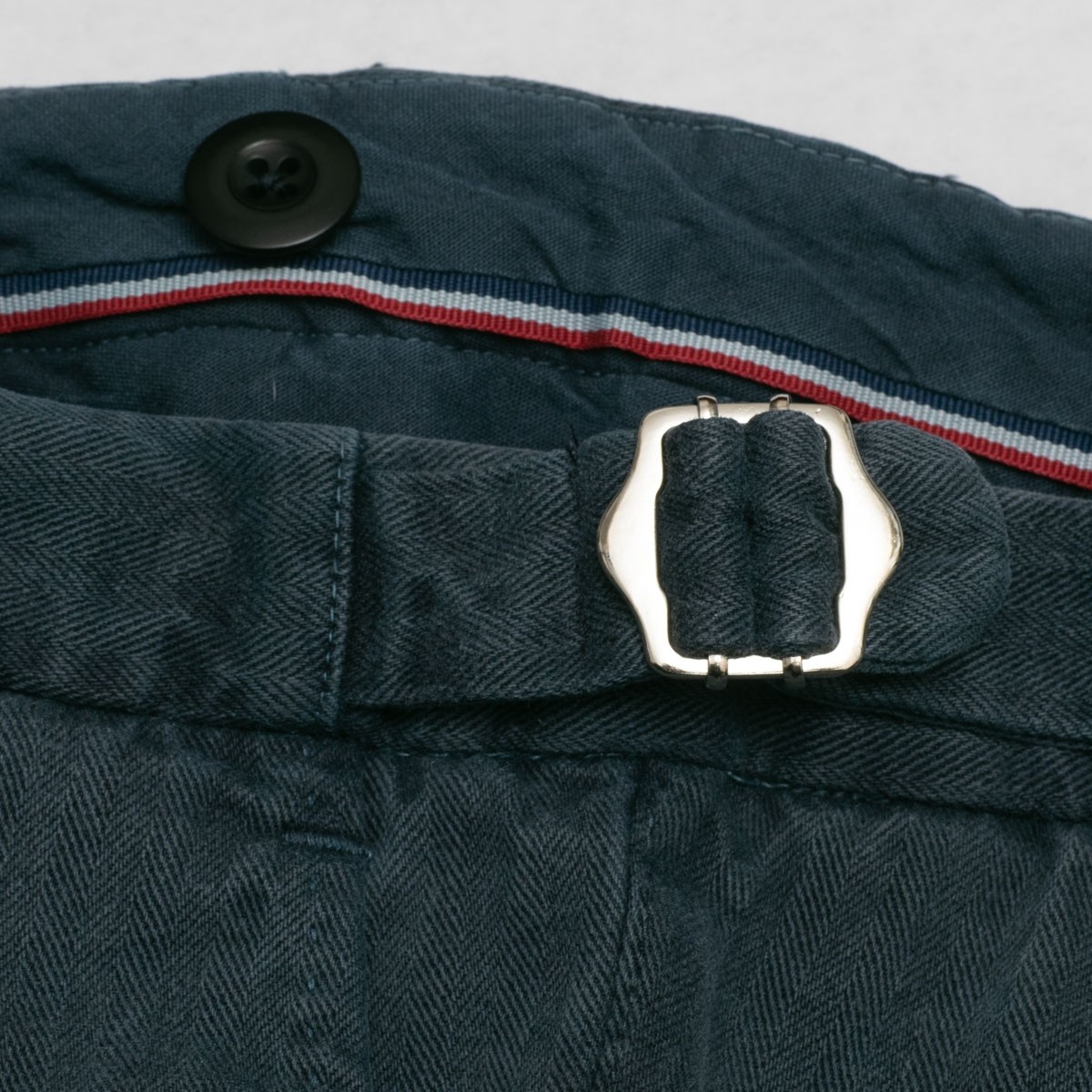 pantalon-a-pinces-coton-chevron-marine-detail-ceinture