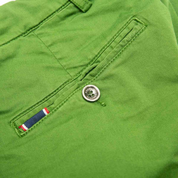 pantalon-chino-vert-pour-homme-detail-galon