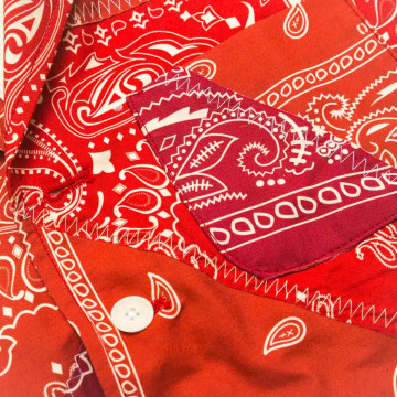 gilet-sans-manches-tissu-bandana-rouge-detail-tissu