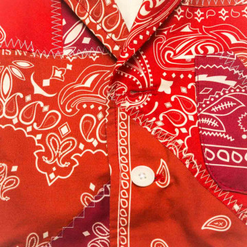 gilet-sans-manches-tissu-bandana-rouge-detail-motifs