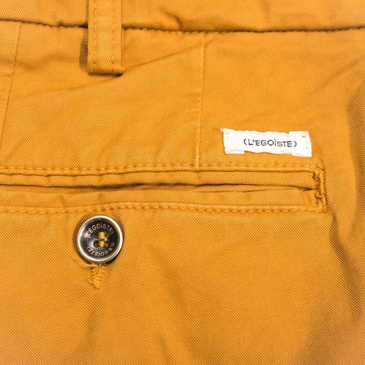 pantalon-chino-stretch-jaune-pour-homme-detail-poche-arriere
