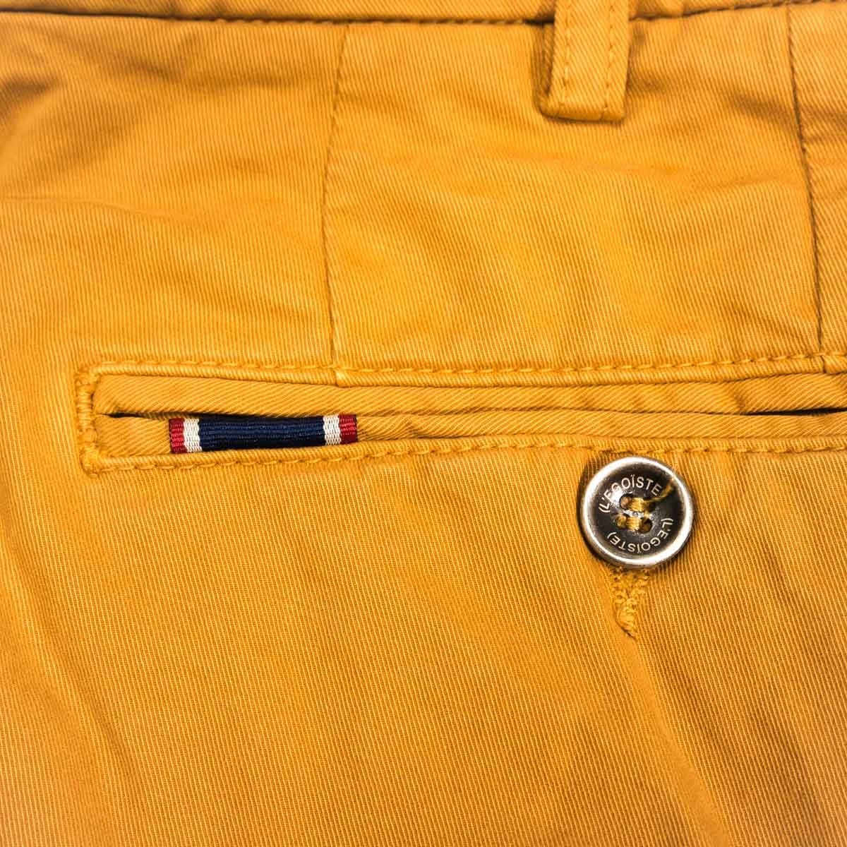 pantalon-chino-stretch-jaune-pour-homme-detail-galon