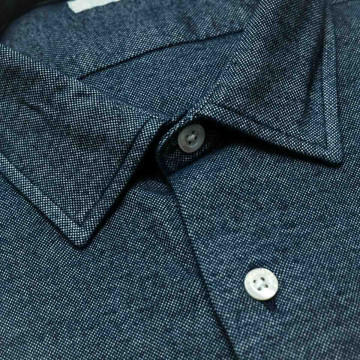 chemise-bleue-en-coton-manches-longues-pour-homme-detail-col