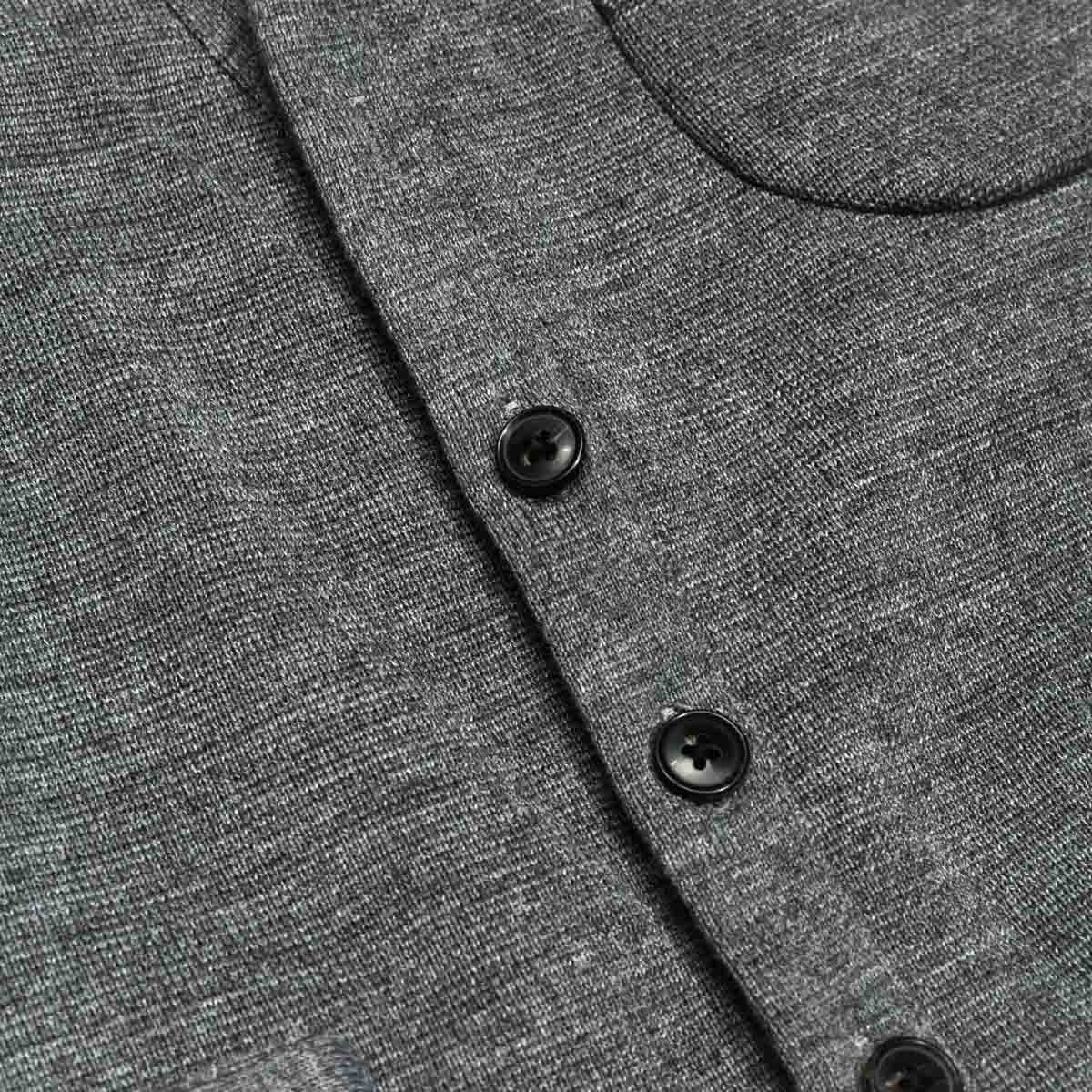 gilet-sans-manches-en-laine-gris-perfect-wool-detail-tissu-bouton
