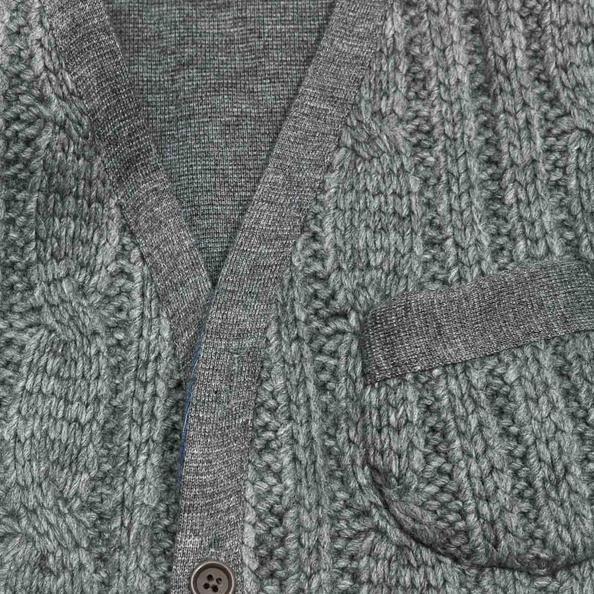 detail-tissu-laine-torsade-gris