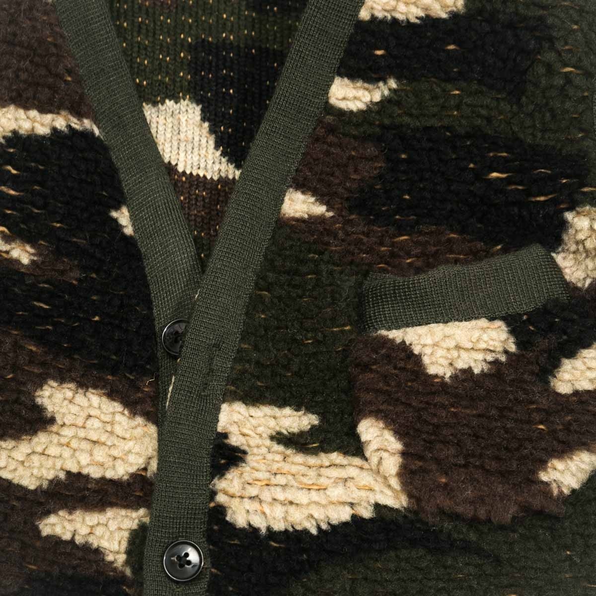 gilet-en-laine-motif-camouflage-kaki-detail-tissu