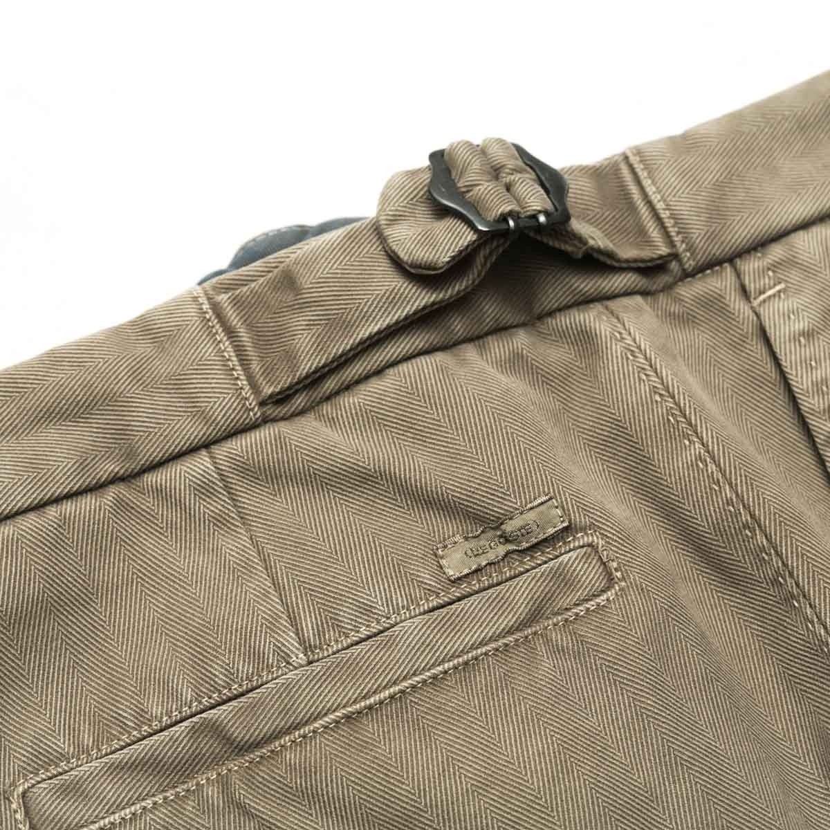 pantalon-a-pinces-en-coton-beige-detail-ceinture