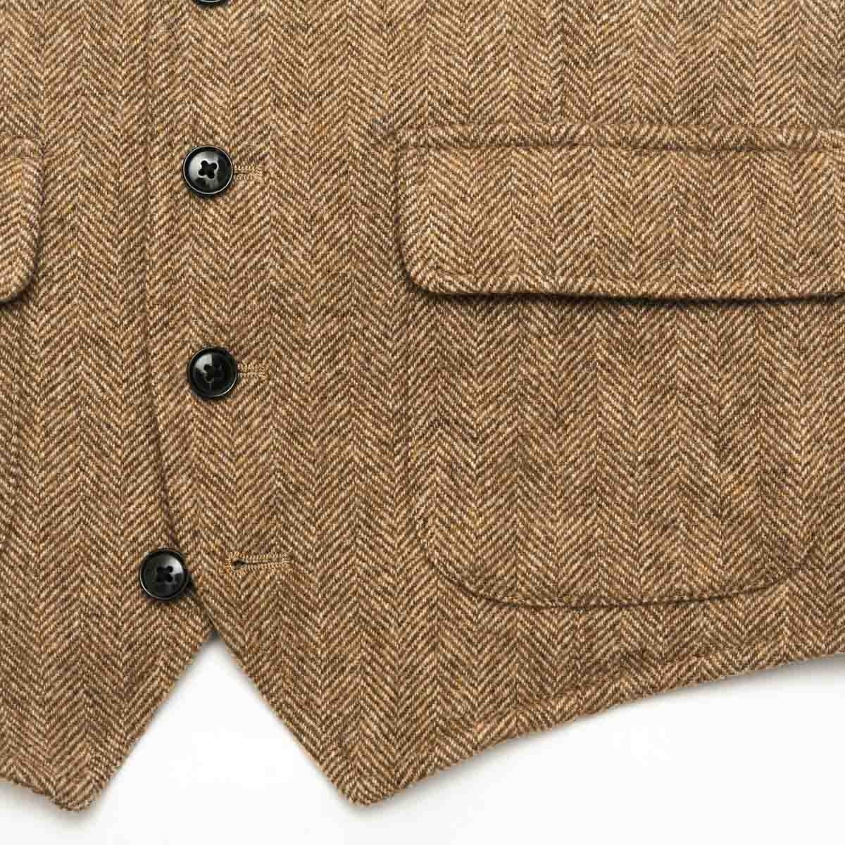 detail-tissu-chevron-laine-beige-et-boutons