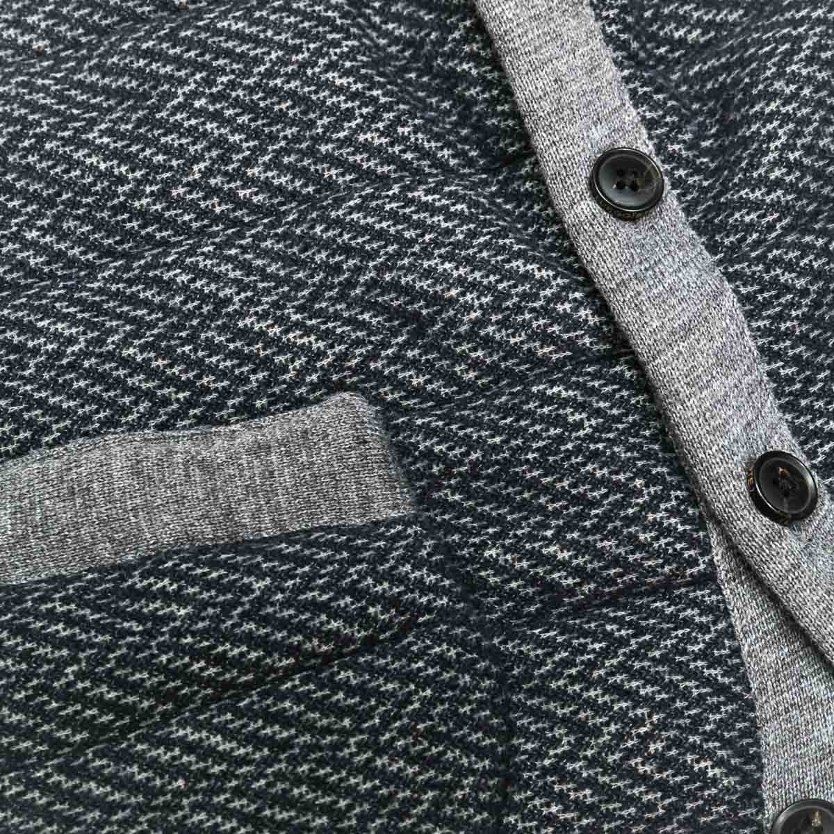 gilet-sans-manches-en-laine-marine-detail-tissu