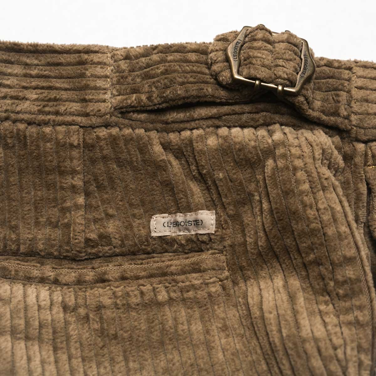 pantalon-a-pinces-en-velours-cotele-marron-detail-ceinture