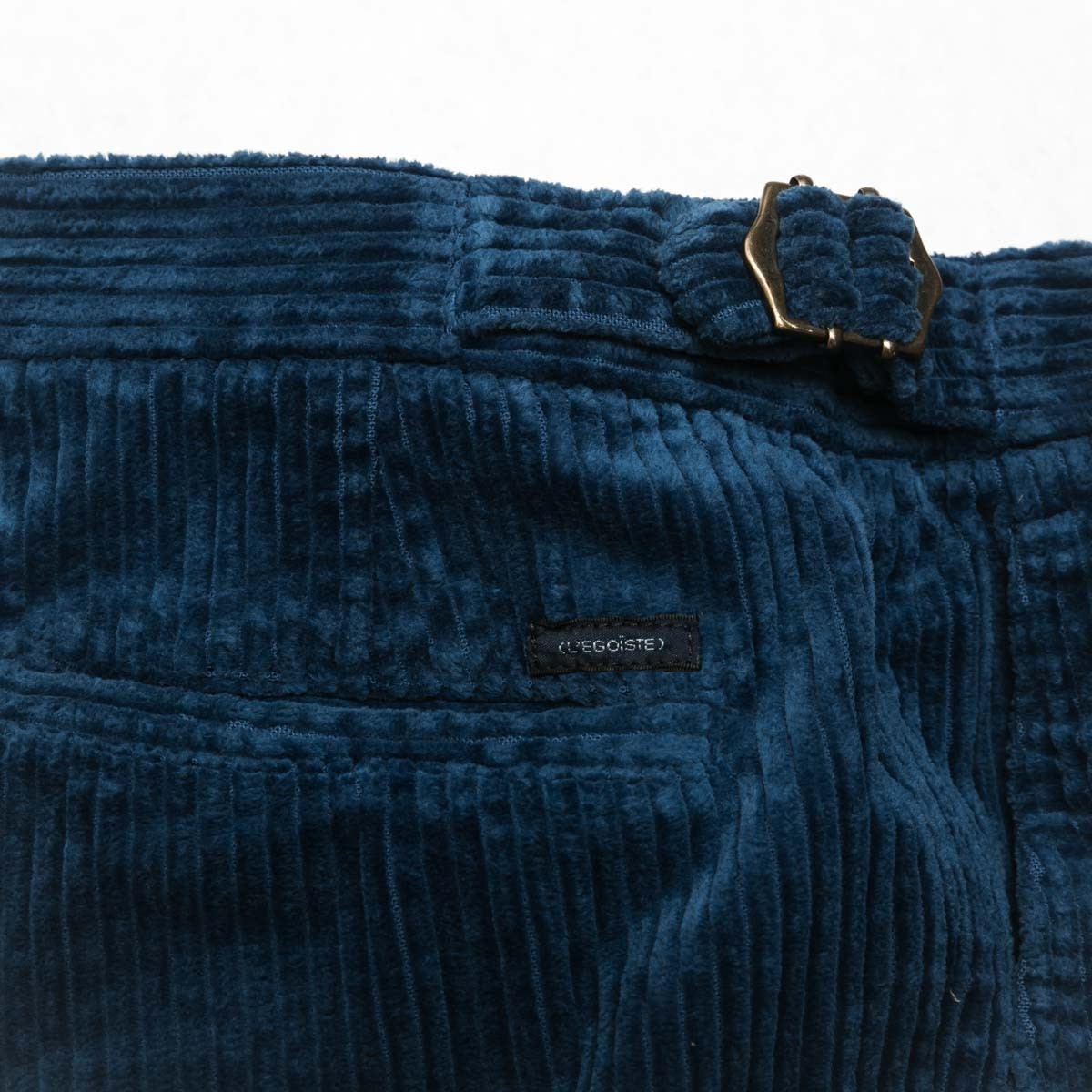 pantalon-a-pinces-en-velours-cotele-indigo-detail-ceinture