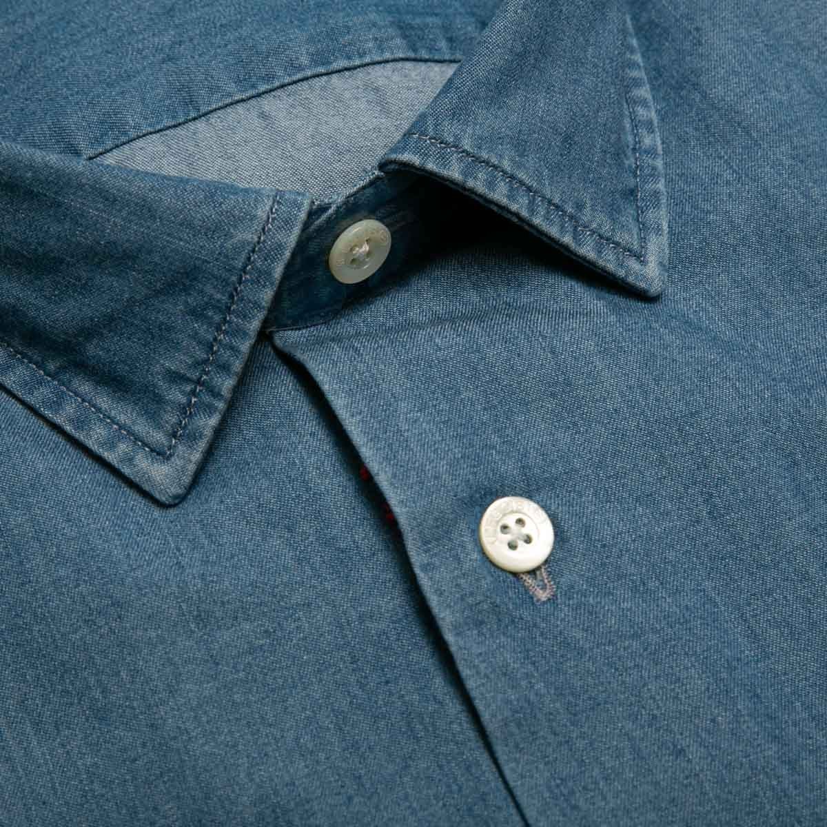chemise-en-coton-denim-delave-bouton-en-nacre-detail-tissu