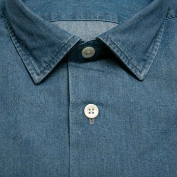 chemise-en-coton-denim-delave-bouton-en-nacre-detail-col