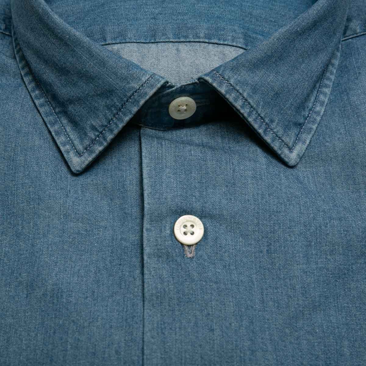 chemise-en-coton-denim-delave-bouton-en-nacre-detail-col