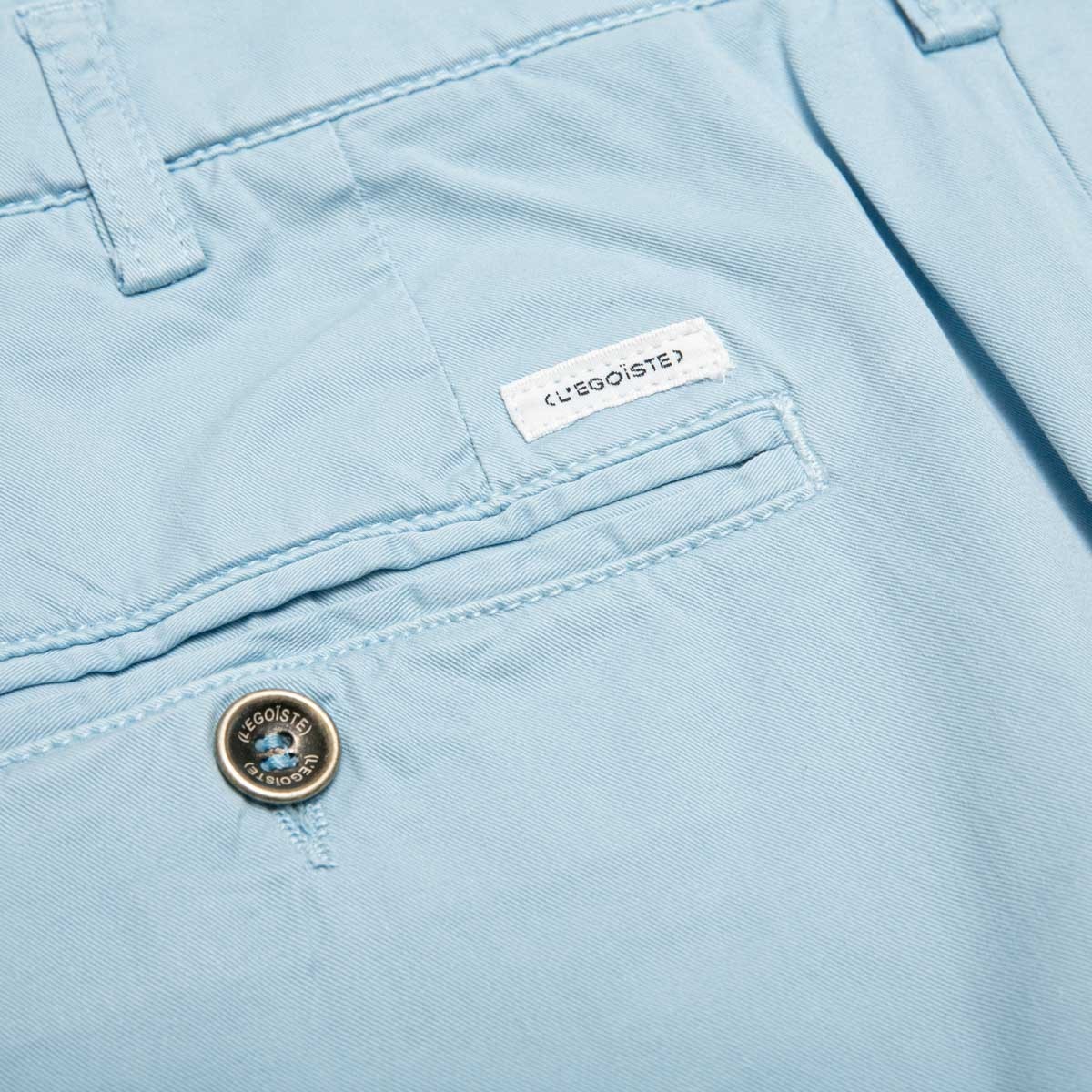 pantalon-chino-bleu-ciel-pour-homme-detail-poche-arriere
