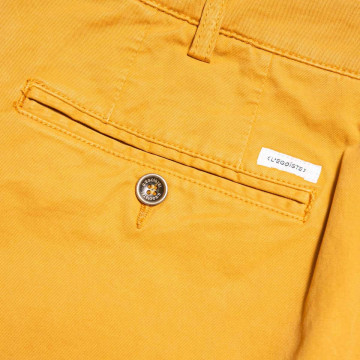 pantalon-chino-jaune-pour-homme-detail-poche-arriere