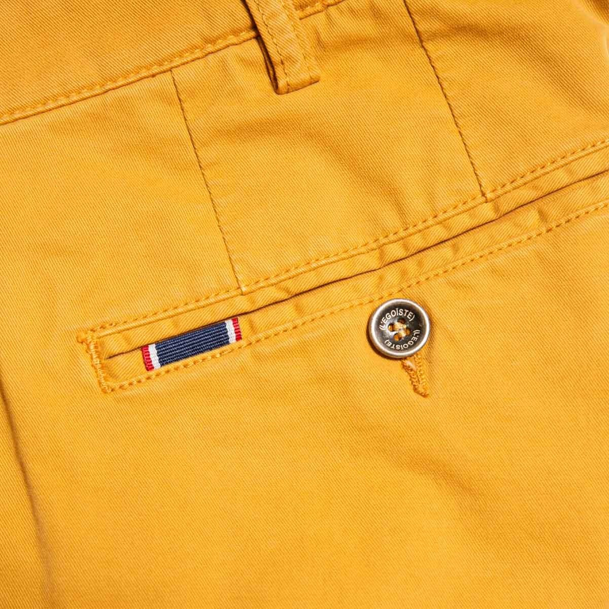 pantalon-chino-jaune-pour-homme-detail-galon