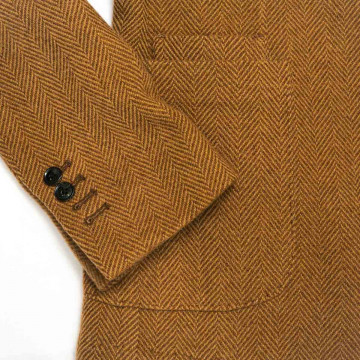 blazer-en-laine-chevron-marron-detail-boutonniere-manche