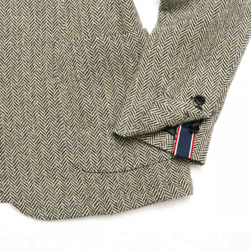 detail-manche-boutonniere-veste-blazer-grise