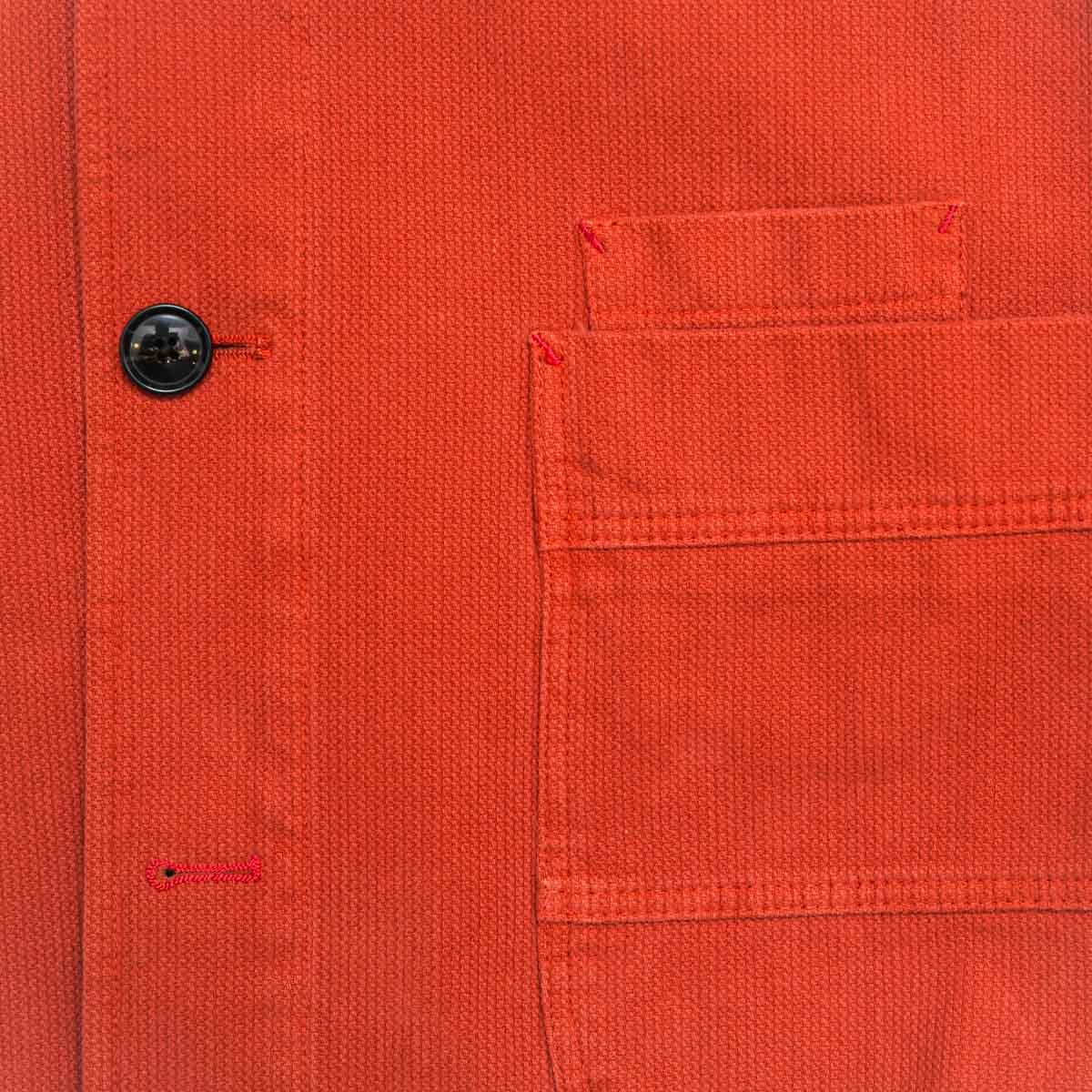 veste-worker-en-coton-rouge-detail-bouton-poche