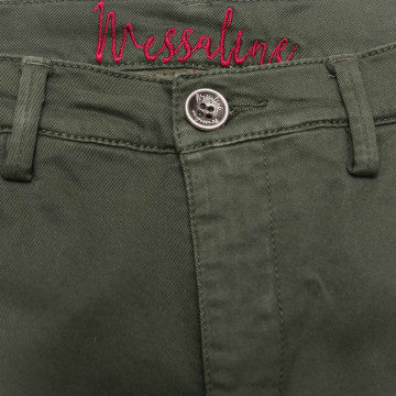 pantalon-chino-en-coton-kaki-fonce-pour-femme-detail-fermeture