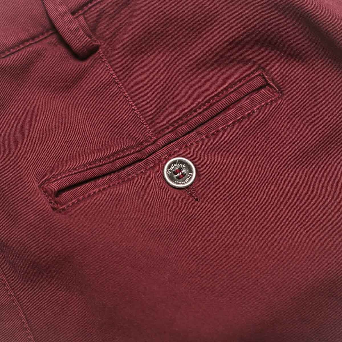 pantalon-chino-couleur-aubergine-pour-femme-detail-poche-arriere