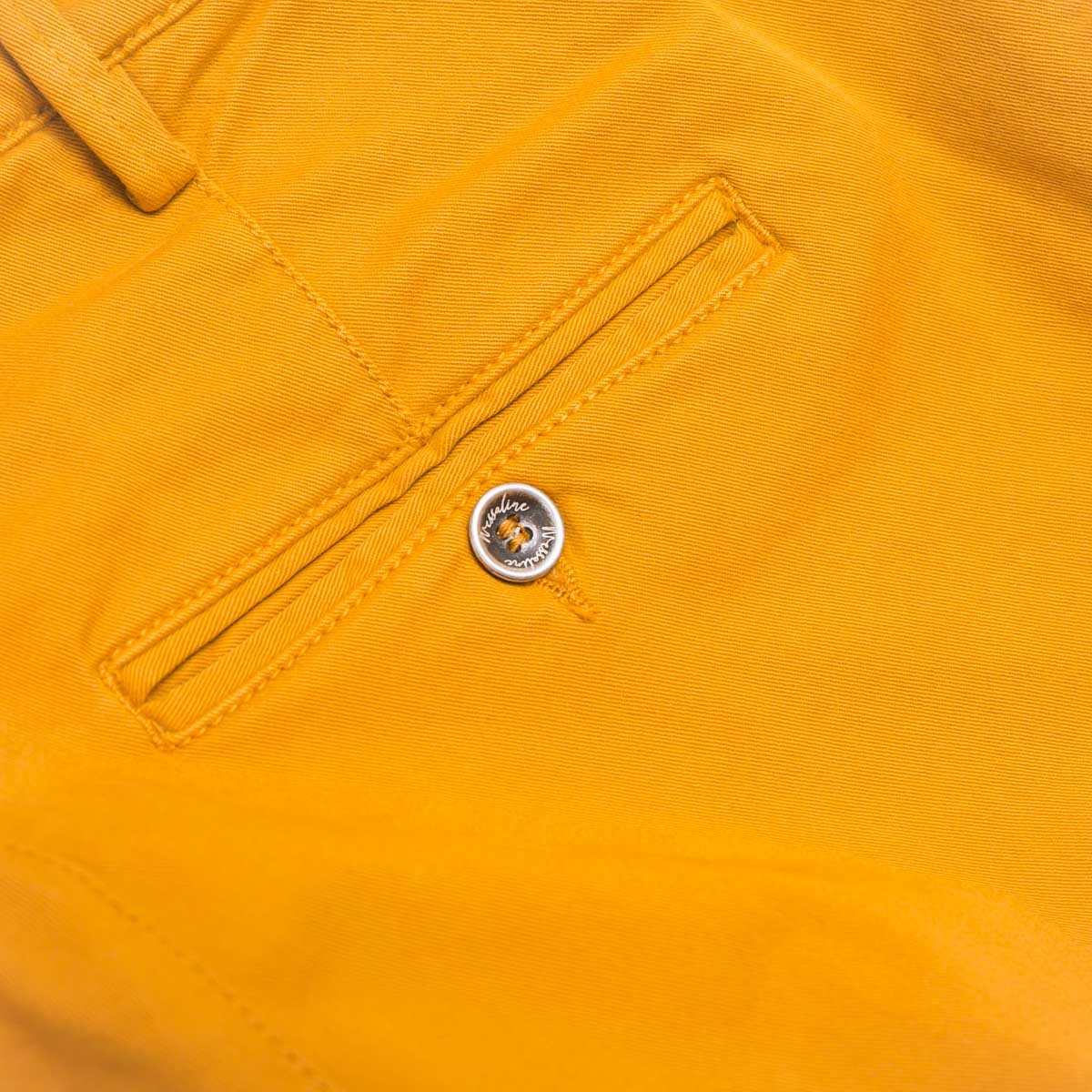 pantalon-chino-jaune-pour-femme-detail-poche-arriere