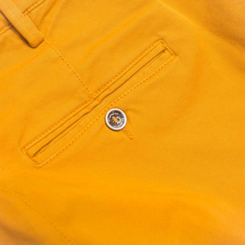 pantalon-chino-jaune-pour-femme-detail-poche-arriere