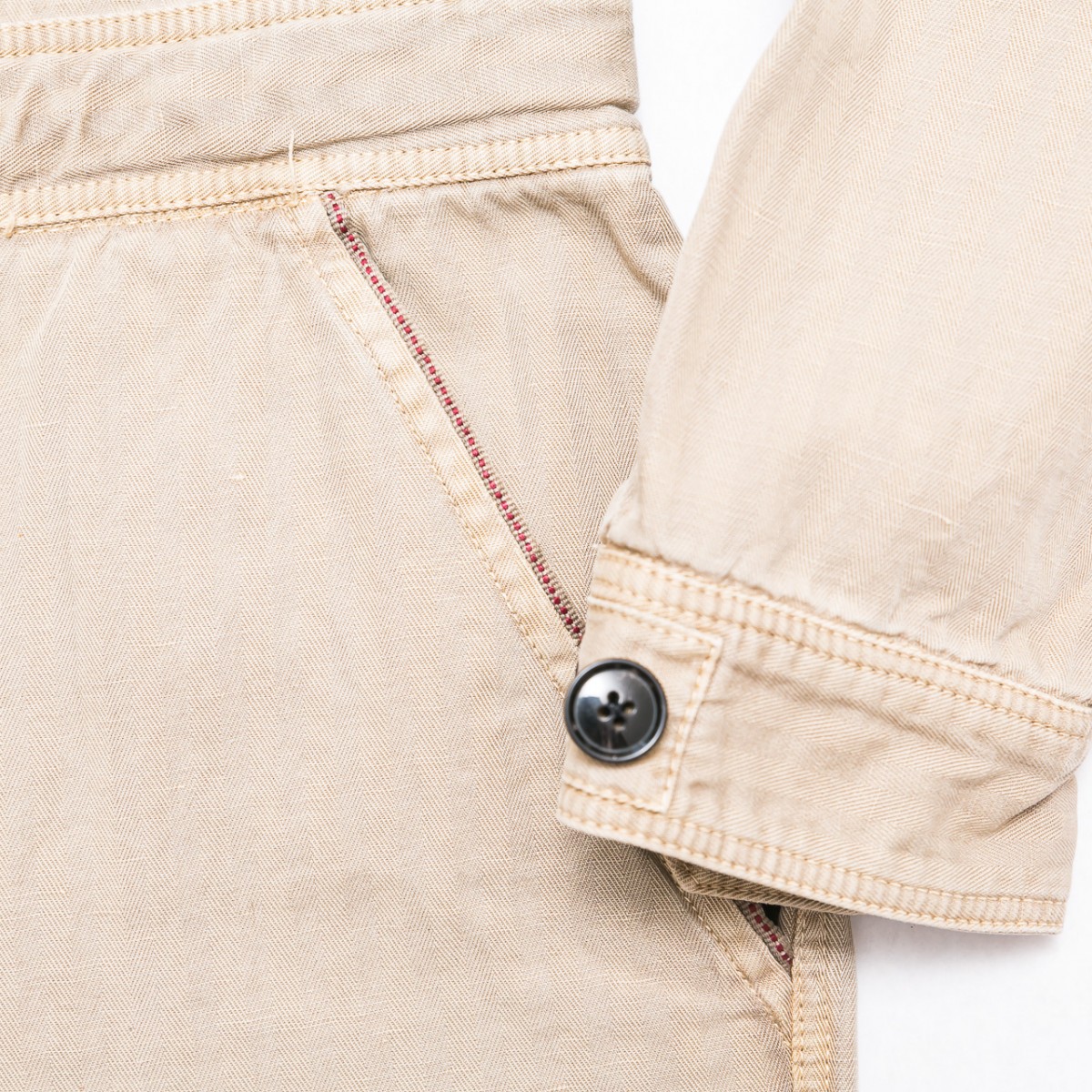 combinaison-pantalon-beige-a-zip-pour-femme-detail-manche