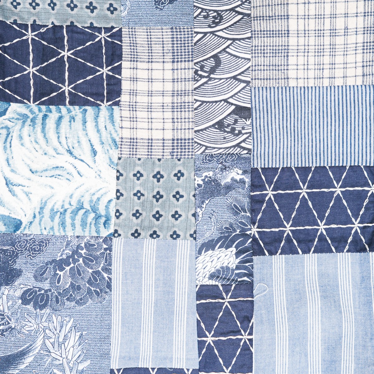 blazer-en-patchwork-de-tissus-japonais-tons-indigo-pour-femme-detail-tissu
