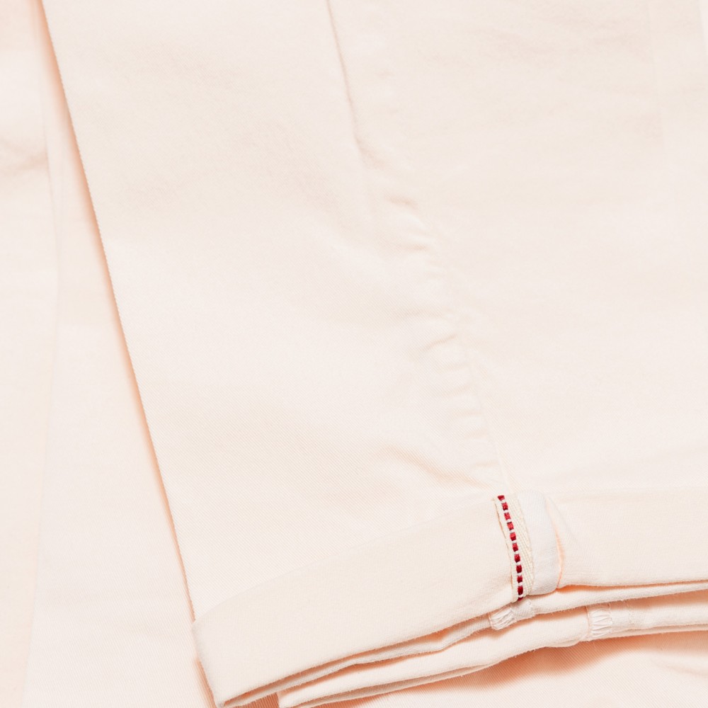 pantalon-chino-en-coton-rose-pastel-pour-femme-detail-ourlet