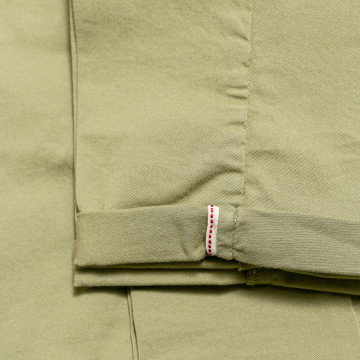 pantalon-chino-en-coton-kaki-pour-femme-detail-ourlet