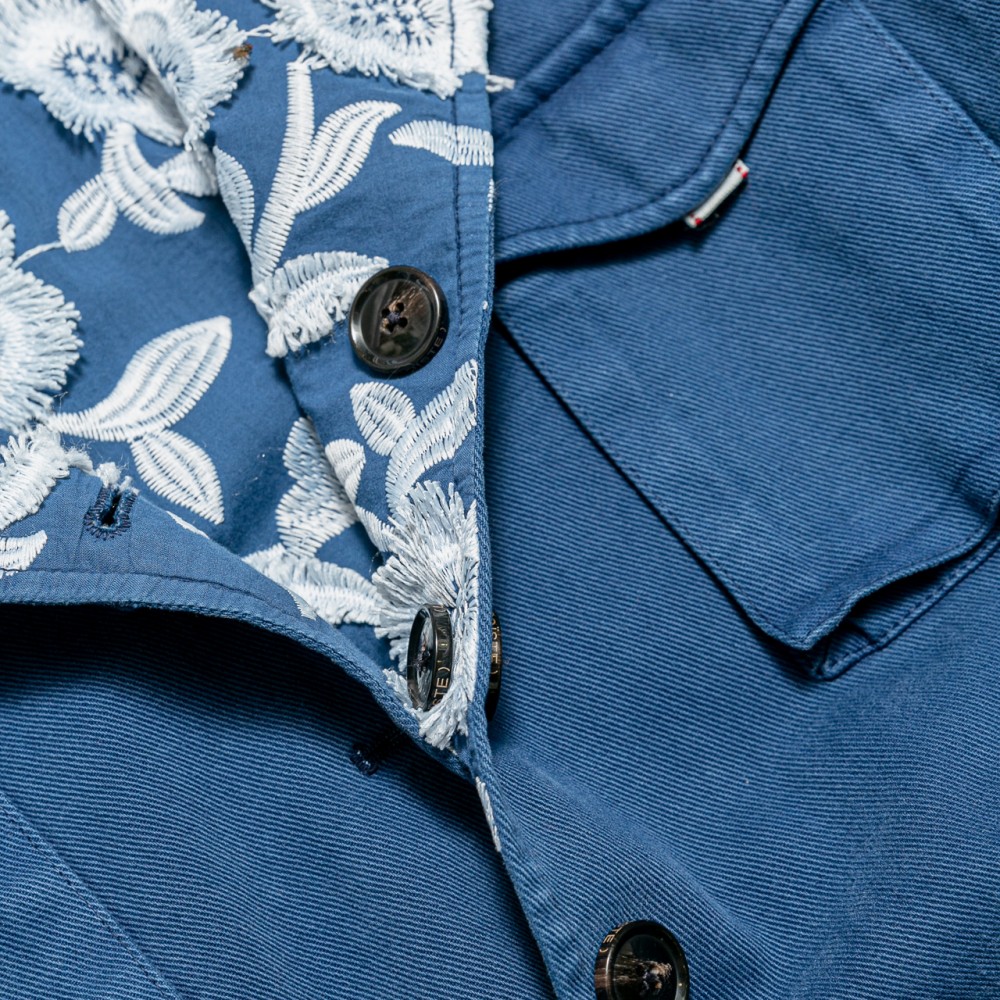 veste-saharienne-en-coton-reversible-bleue-detail-tissu
