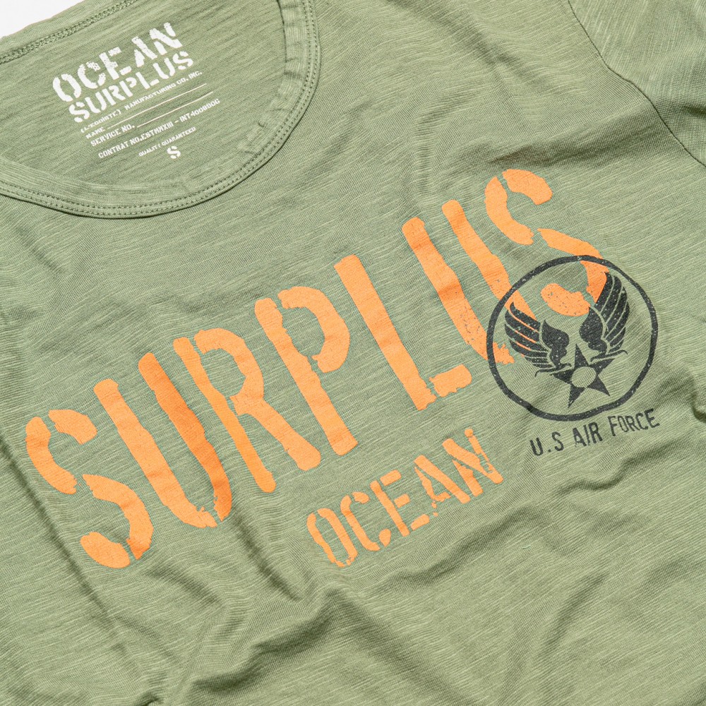 tee-shirt-kaki-en-coton-biologique-impression-ocean-surplus-detail