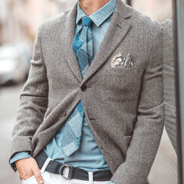 blazer-en-laine-gris-chemise-bleue-cravate-bleue-pour-homme