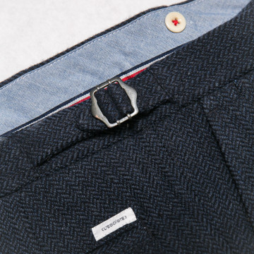 pantalon-a-pinces-en-laine-chevron-detail-ceinture