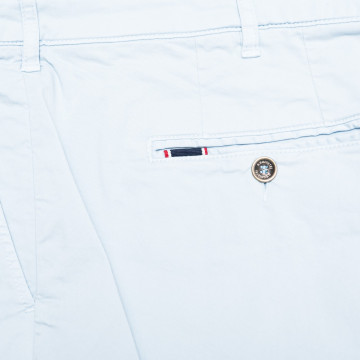 pantalon-chino-bleu-ciel-pour-homme-detail-galon