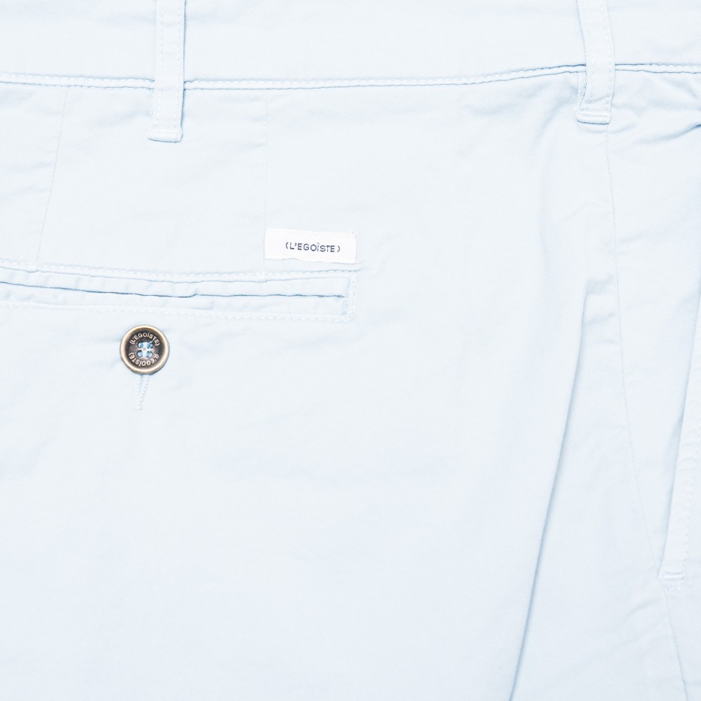 pantalon-chino-bleu-ciel-pour-homme-detail-poche-arriere