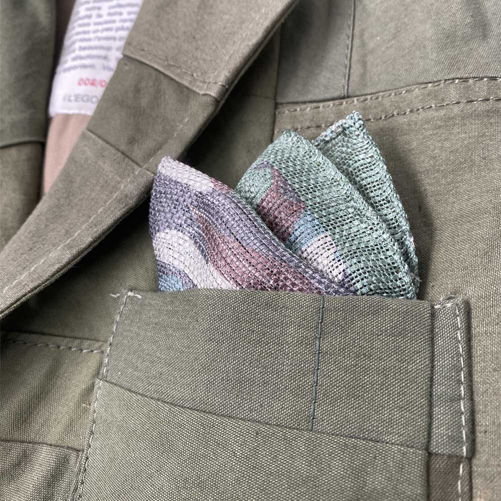 pochette-de-costume-en-soie-motif-camouflage-militaire-detail-tissu