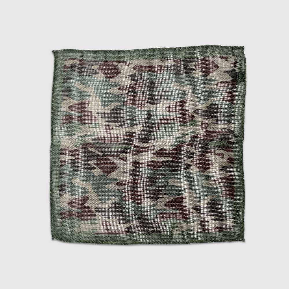 pochette-de-costume-en-soie-motif-camouflage-militaire-detail