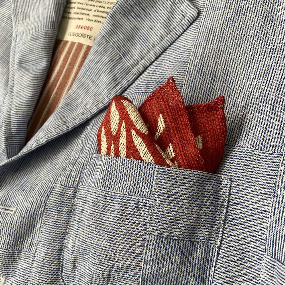 pochette-de-costume-en-soie-rouge-ecru-motif-petale-detail-tissu